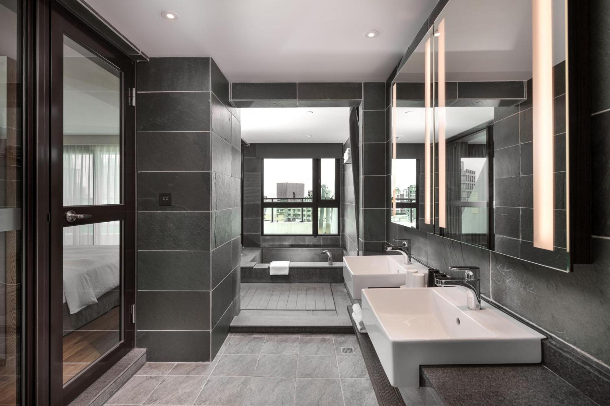 Four Points By Sheraton Yilan Цзяоси Экстерьер фото