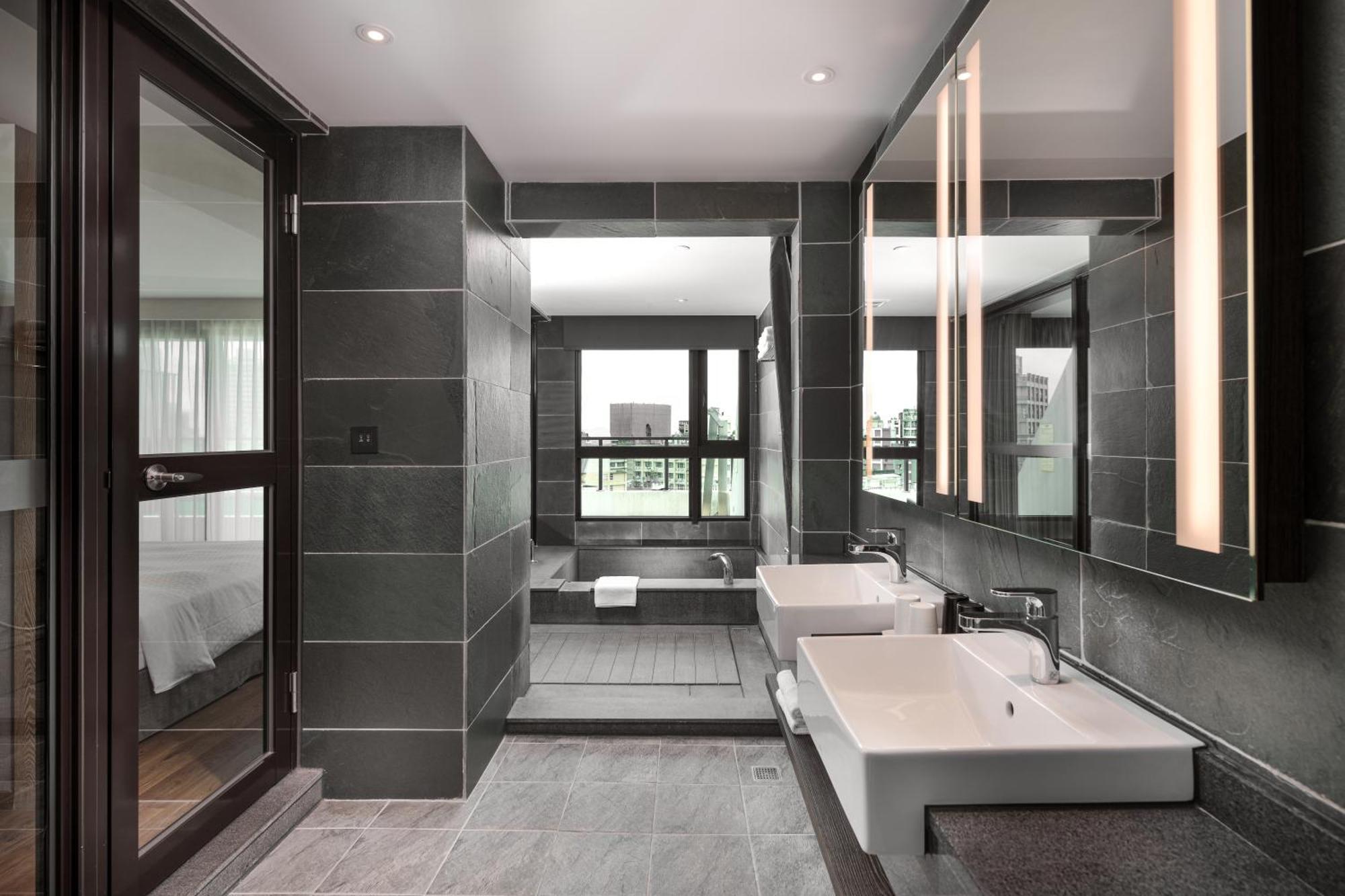 Four Points By Sheraton Yilan Цзяоси Экстерьер фото